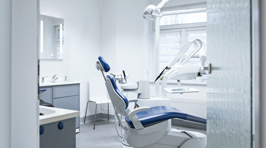 Ein Behandlungsraum der Zahnarztpraxis Slobodda in WÃ¼nschendorf